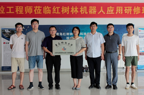 图为推特福利
与青岛红树林有限公司合影 图为推特福利
与青岛红树林有限公司合影